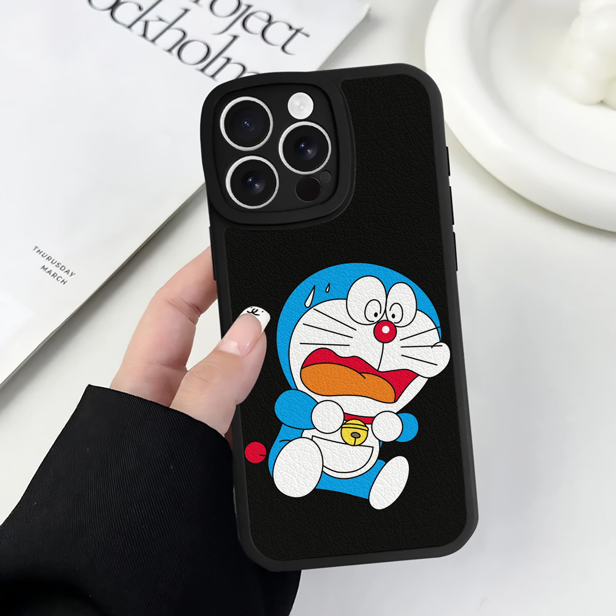 （画像用） ドラえもん Doraemon 【iPhone 16シリーズ対応】シリコンスマホケース（レザー調） 材質：シリコン